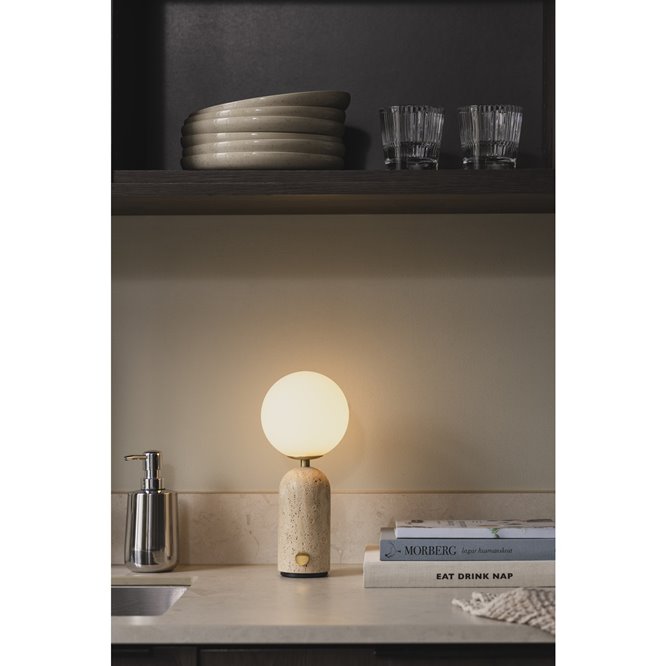 Beżowa lampka stołowa trawertyn przenośna Torrano w kuchni